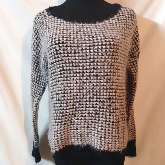 💜5/$25💜SP fuzzy Sweater - Picture 1 of 5